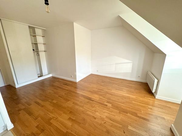 Studio lumineux de 25m², dernier étage avec ascenseur, parking en sous-sol, résidence récente sécurisée, centre-ville et RER C Étampes accessibles à pied
