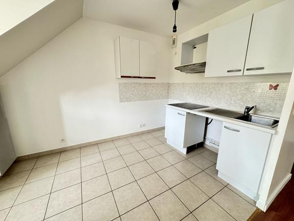 Studio lumineux de 25m², dernier étage avec ascenseur, parking en sous-sol, résidence récente sécurisée, centre-ville et RER C Étampes accessibles à pied