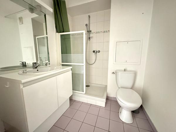 Studio lumineux de 25m², dernier étage avec ascenseur, parking en sous-sol, résidence récente sécurisée, centre-ville et RER C Étampes accessibles à pied