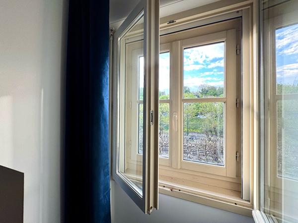 Studio lumineux de 25m², dernier étage avec ascenseur, parking en sous-sol, résidence récente sécurisée, centre-ville et RER C Étampes accessibles à pied