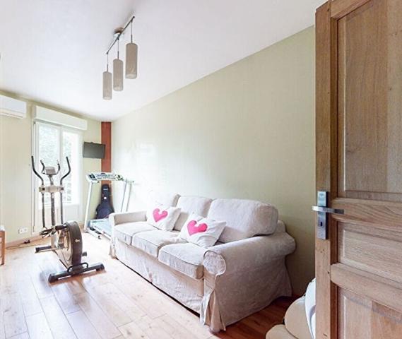 Suresnes Centre, maison de ville, 7 pièces, 4/5 chambres , toit terrasse 1 590 000 € **  - Référence  161603