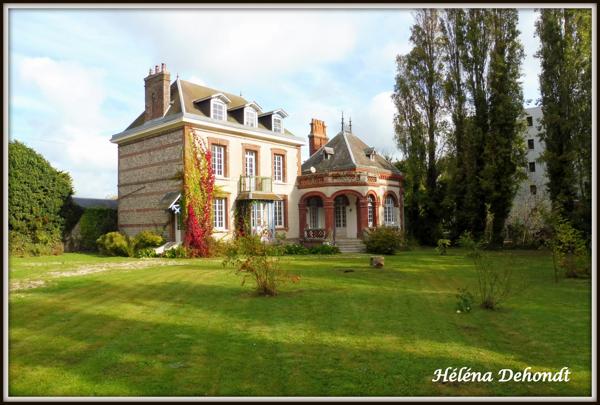 A vendre belle propriété au bord de la mer.