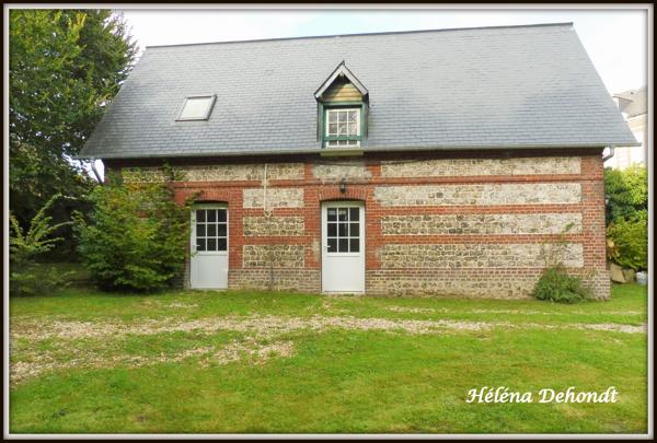 A vendre belle propriété au bord de la mer.