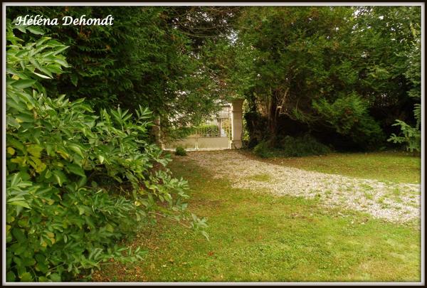 A vendre belle propriété au bord de la mer.