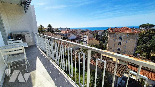 Quartier Stanislas / Petit Juas - Appartement de 3 pièces en étage avec terrasse et vue mer dégagée.