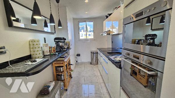 Quartier Stanislas / Petit Juas - Appartement de 3 pièces en étage avec terrasse et vue mer dégagée.