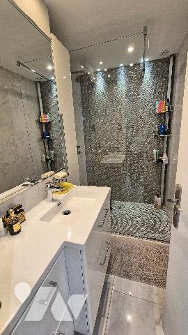 Quartier Stanislas / Petit Juas - Appartement de 3 pièces en étage avec terrasse et vue mer dégagée.