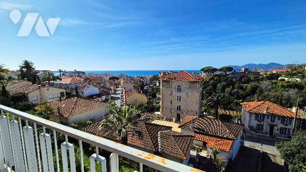 Quartier Stanislas / Petit Juas - Appartement de 3 pièces en étage avec terrasse et vue mer dégagée.