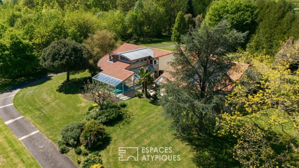 Propriété avec piscine intérieure, étang et parc boisé