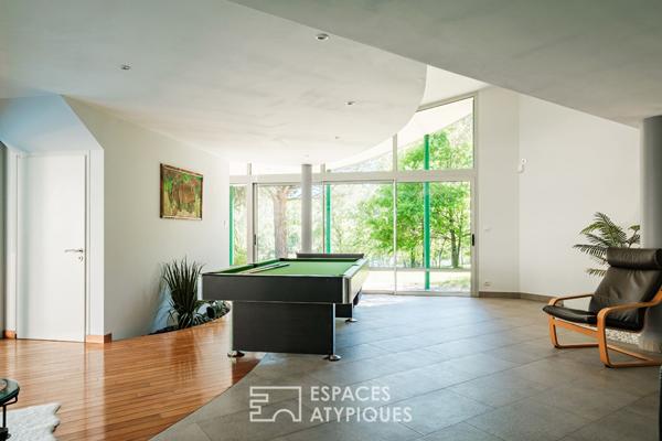 Propriété avec piscine intérieure, étang et parc boisé