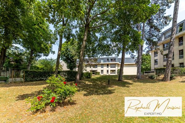 Versailles (78000) Place Laboulaye, au calme, appartement trois pièces en dernier étage