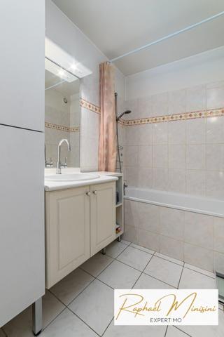 Versailles (78000) Place Laboulaye, au calme, appartement trois pièces en dernier étage