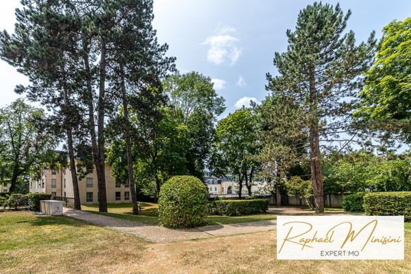 Versailles (78000) Place Laboulaye, au calme, appartement trois pièces en dernier étage