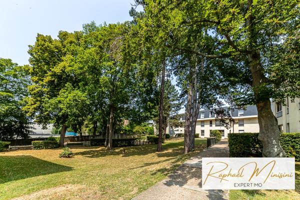 Versailles (78000) Place Laboulaye, au calme, appartement trois pièces en dernier étage