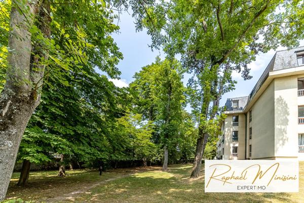 Versailles (78000) Place Laboulaye, au calme, appartement trois pièces en dernier étage