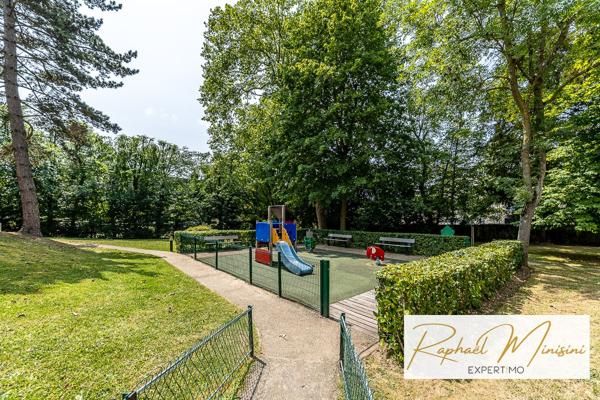 Versailles (78000) Place Laboulaye, au calme, appartement trois pièces en dernier étage