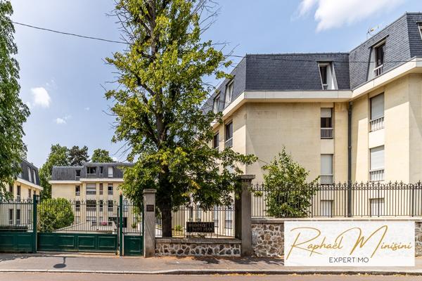 Versailles (78000) Place Laboulaye, au calme, appartement trois pièces en dernier étage