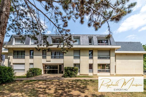 Versailles (78000) Place Laboulaye, au calme, appartement trois pièces en dernier étage