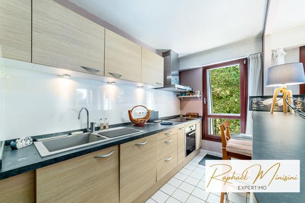 Versailles (78000) Place Laboulaye, au calme, appartement trois pièces en dernier étage