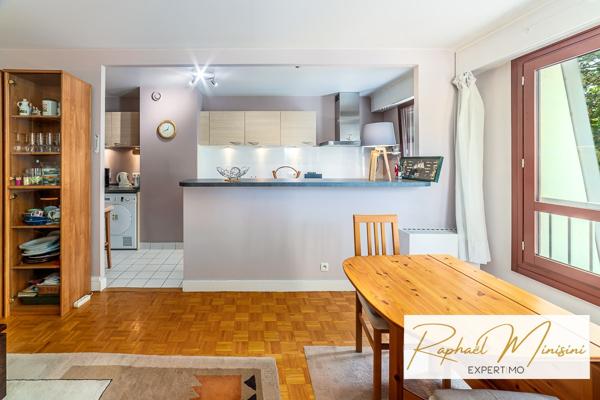 Versailles (78000) Place Laboulaye, au calme, appartement trois pièces en dernier étage