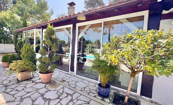Maison avec piscine et grand garage
