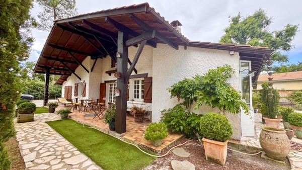 Maison avec piscine et grand garage