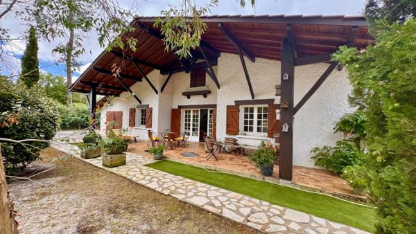 Maison avec piscine et grand garage