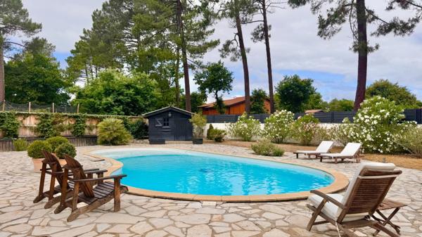 Maison avec piscine et grand garage