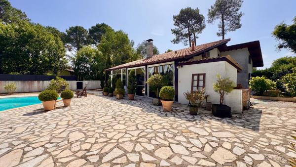 Maison avec piscine et grand garage