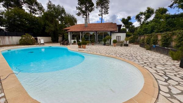 Maison avec piscine et grand garage