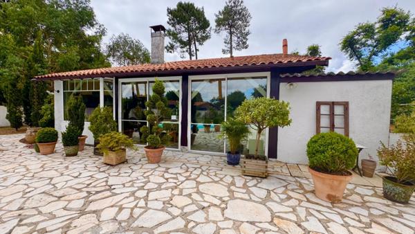 Maison avec piscine et grand garage