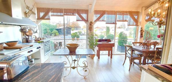 Maison avec piscine et grand garage
