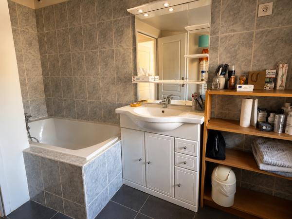 Appartement
         3 pièces
        - 77 m² 249 000 € *