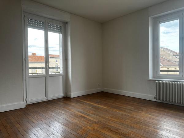 CHARMES (88) - IMMEUBLE 3 appartements et un local commercial