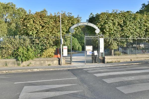VIRY-CHÂTILLON – À deux pas du lac – Superbe maison rénovée avec séjour cathédrale de 50 m² - Surface au sol 140m²