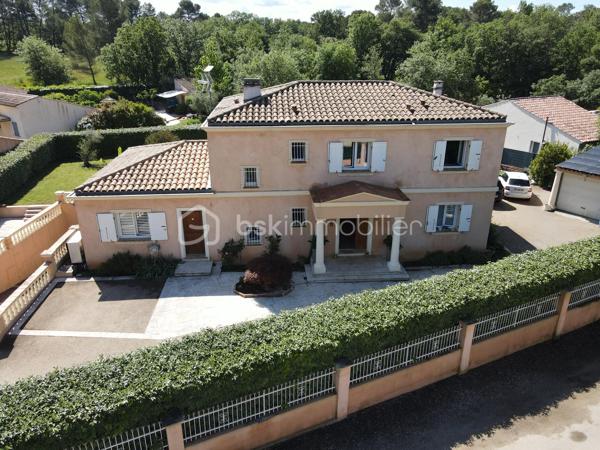 Venez découvrir cette superbe maison de 240 m² habitables située dans un secteur prisé et paisible, sans vis-à-vis, idéale pour les amateurs de confort et de tranquillité.

Au rez-de-chaussée, un hall d’entrée dessert le salon salle à manger, la cuisine et un dégagement permettant d’accéder au sous-sol. Les baies à galandage de la pièce de vie s’ouvrent sur une grande véranda chauffée de près de 50m2. La cuisine semi-ouverte traditionnelle dispose d’un cellier attenant. Deux chambres actuellement aménagées en bureaux disposent d’une salle d’eau. Cet espace pourrait parfaitement être transformé en suite parentale avec grand dressing, ou en T2 afin d’accueillir confortablement famille ou amis voire envisager un rendement locatif.
A l’étage vous trouverez 2 chambres avec placards, une salle d’eau avec double vasque, un WC indépendant, ainsi qu’une suite parentale comprenant : un dressing, des placards, une salle de bain qui propose à la fois une douche et une grande baignoire, ainsi un grand solarium.
Au sous-sol, vous trouverez un grand garage pouvant accueillir aisément deux véhicules et accessible via une porte motorisée, un espace atelier, une buanderie, un local technique, une cave à vin et de nombreux espaces de rangement.
Une belle piscine carrelée de 11m de long avec sa bulle amovible, un spa et un abri voiture complètent l’ensemble.

Cette villa offre de nombreuses prestations pour votre plus grand confort, telles que la climatisation réversible, l’aspiration centralisée, l’arrosage automatique, une pompe à chaleur, un forage, ainsi que deux séries de panneaux photovoltaïques permettant à la fois l’autoconsommation et la revente (pour un revenu annuel d’environ 900€).

Contactez-nous pour organiser une visite et découvrir ce bien d'exception.