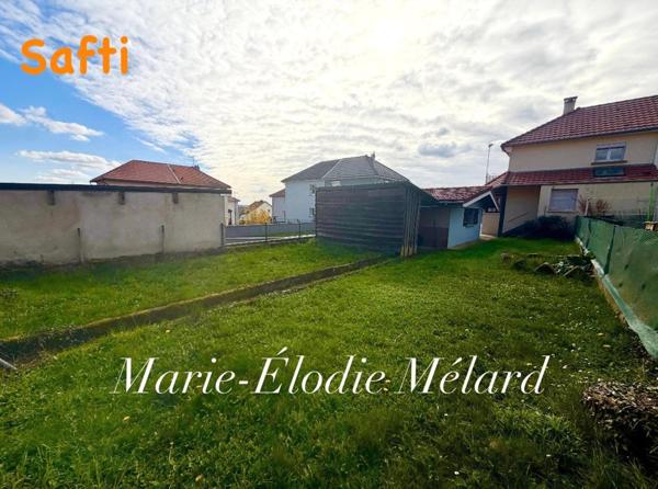 Lexy – Maison avec jardin, grand garage et beau potentiel, située dans une rue calme et peu passante