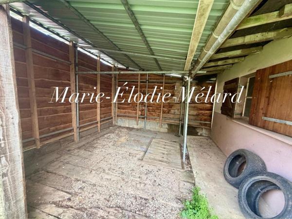 Lexy – Maison avec jardin, grand garage et beau potentiel, située dans une rue calme et peu passante