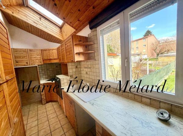 Lexy – Maison avec jardin, grand garage et beau potentiel, située dans une rue calme et peu passante