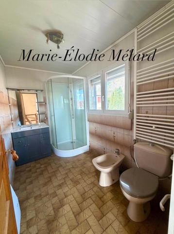 Lexy – Maison avec jardin, grand garage et beau potentiel, située dans une rue calme et peu passante