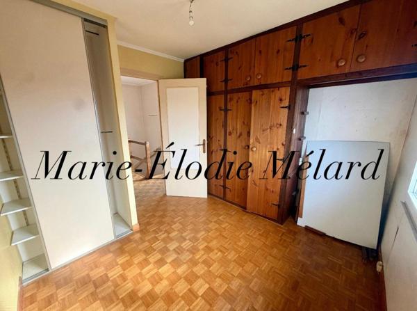 Lexy – Maison avec jardin, grand garage et beau potentiel, située dans une rue calme et peu passante