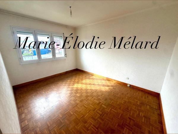 Lexy – Maison avec jardin, grand garage et beau potentiel, située dans une rue calme et peu passante