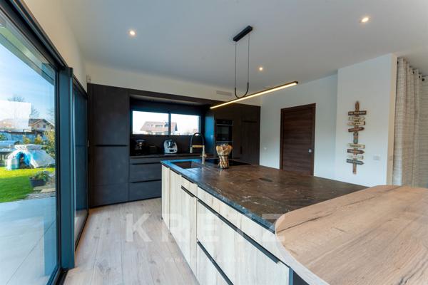 Bons-en-Chablais villa d'architecte contemporaine récente de 160 m2 avec piscine