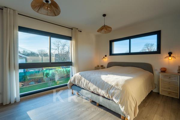 Bons-en-Chablais villa d'architecte contemporaine récente de 160 m2 avec piscine