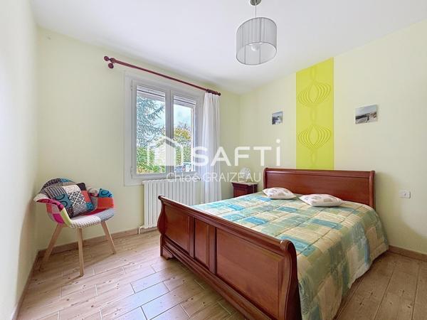 Maison sur sous-sol semi-enterré, accès de plain-pied, 4 chambres