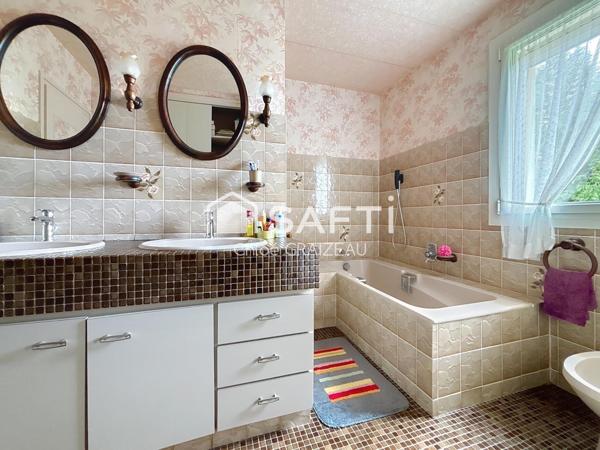 Maison sur sous-sol semi-enterré, accès de plain-pied, 4 chambres