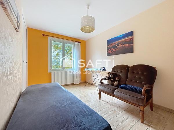 Maison sur sous-sol semi-enterré, accès de plain-pied, 4 chambres