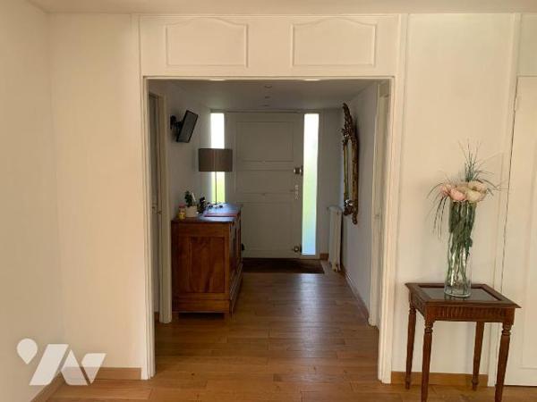 SAINT-SAULVE, secteur recherché, pavillon de plain pied offrant:
Hall d'entrée, vaste salon/sé...