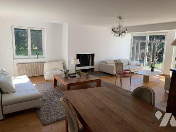 SAINT-SAULVE, secteur recherché, pavillon de plain pied offrant:
Hall d'entrée, vaste salon/sé...