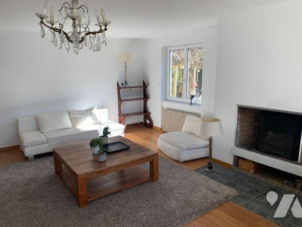 SAINT-SAULVE, secteur recherché, pavillon de plain pied offrant:
Hall d'entrée, vaste salon/sé...